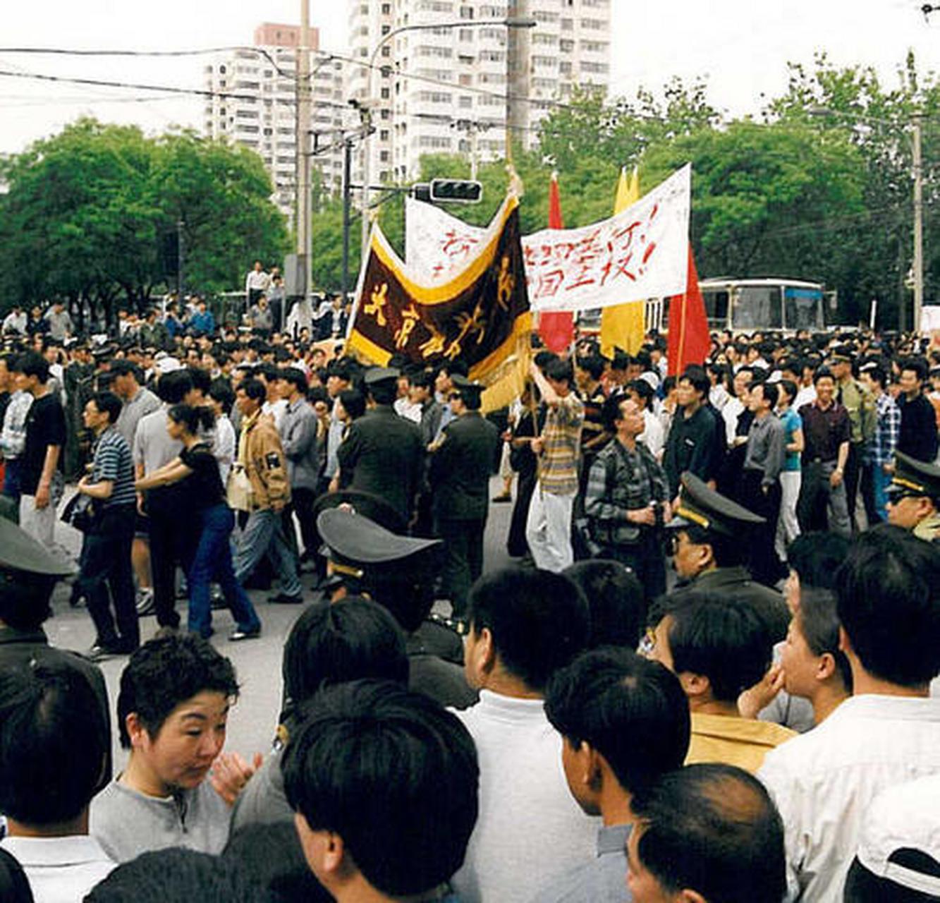 1999年12月16日,外交部发言人朱邦造发表谈话,宣布中华人民共和国政府