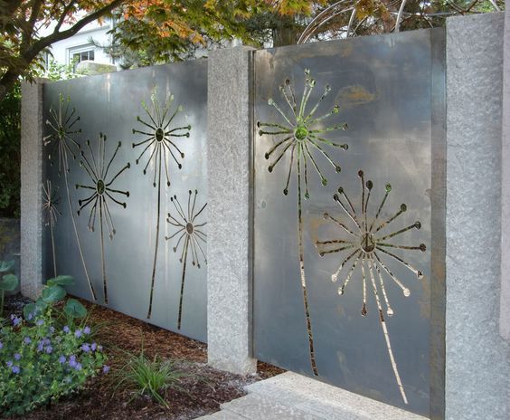 不锈钢板围墙,上面做了雕花图案,非常好看