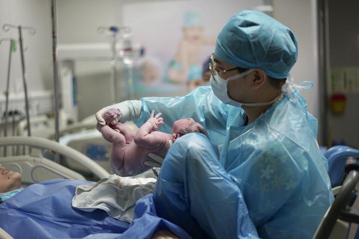 亲手接生自己孩子是怎样一种体验?这位男助产士说:我可太牛了!
