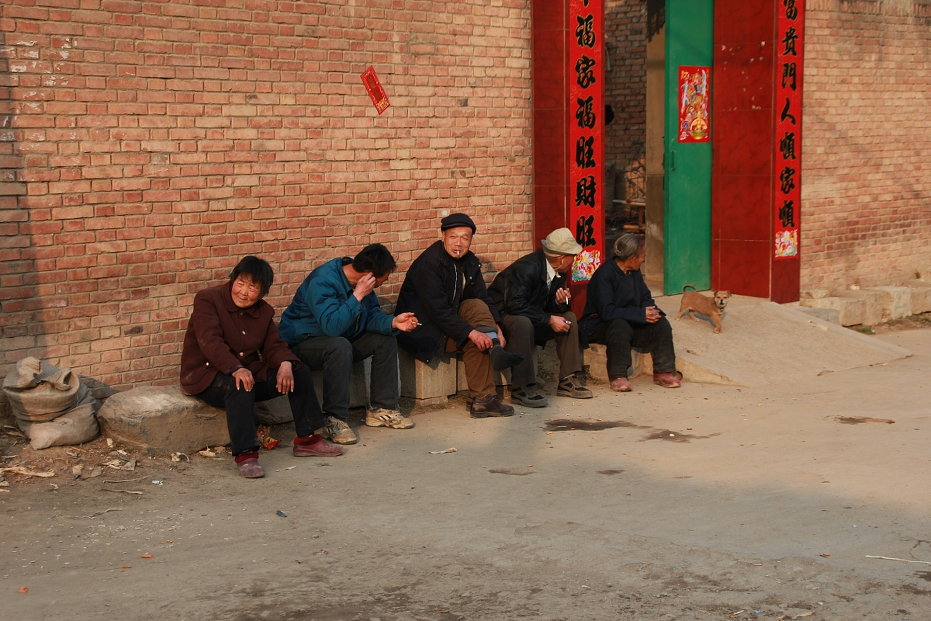 动态创作月# 乡村的大街上,或三五人,或一撮人聚拢在一起,坐在马扎上