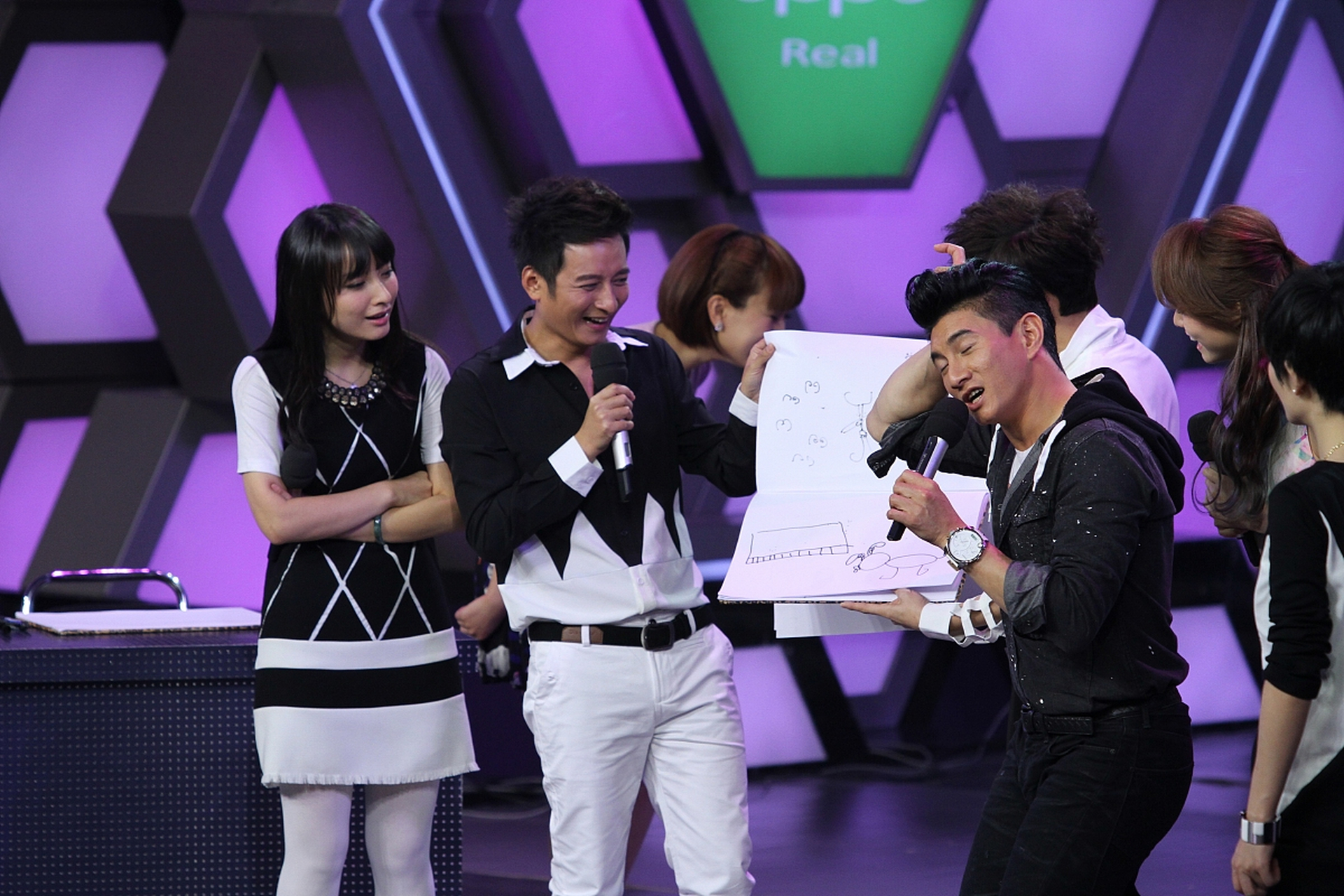 最近有一个备受关注的热点事件,那就是湖南卫视的综艺节目"快乐大本营