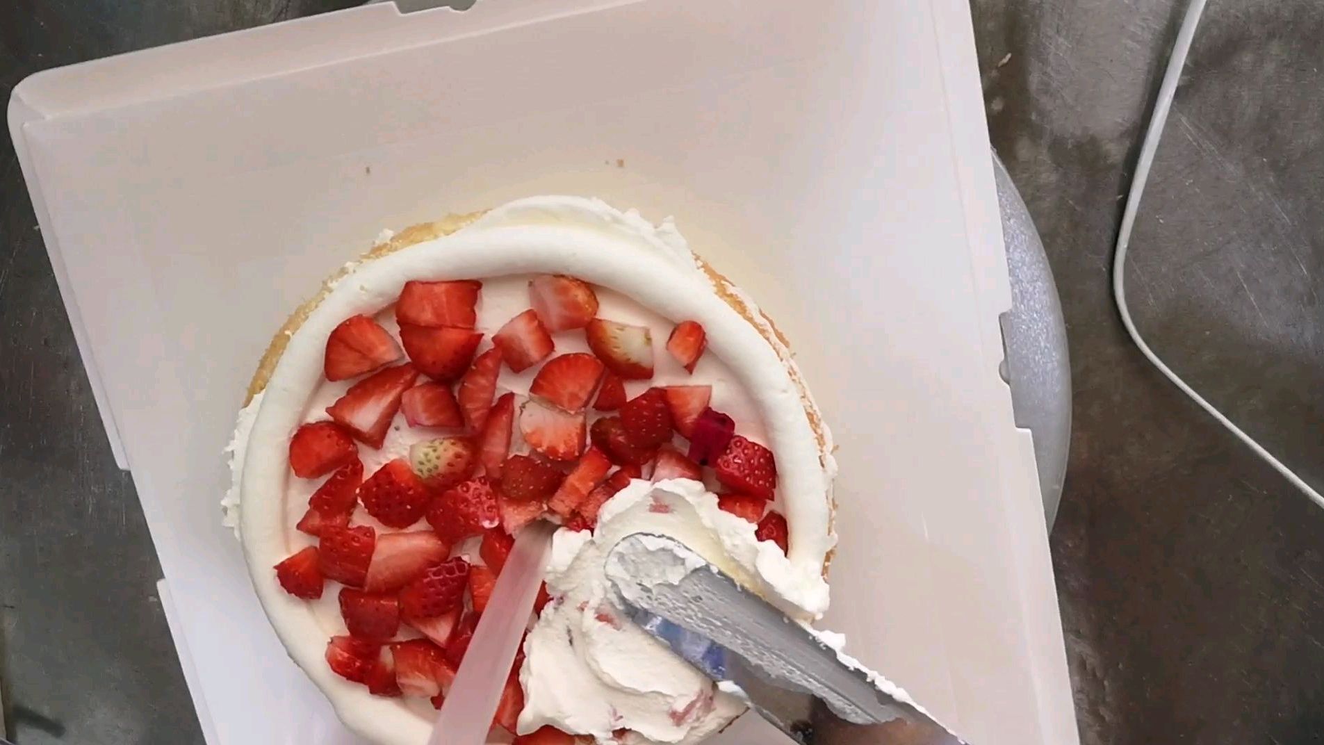 球形生日蛋糕制作过程,周岁要戴面锁,见过吗?猜猜哪个贵!