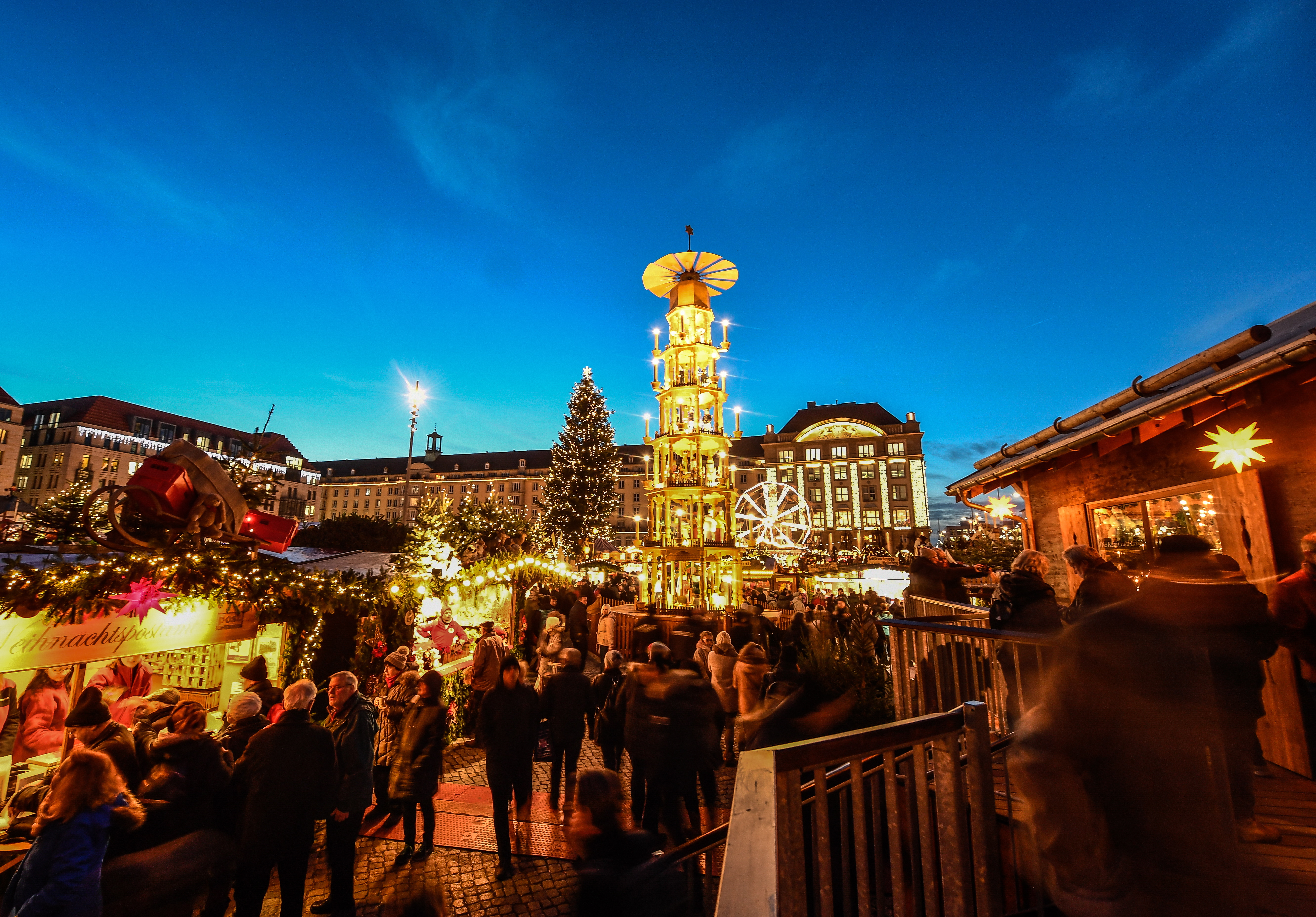 德国多地圣诞市场开张迎客