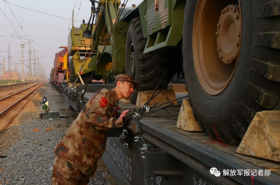 大年初三,3名押运兵吃上温馨"年夜饭"