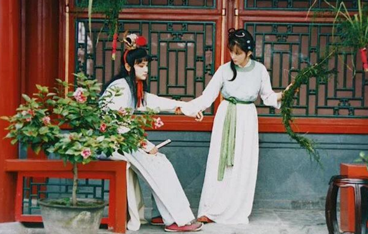 《红楼梦》中贾家最可能被抄家的原因是什么?