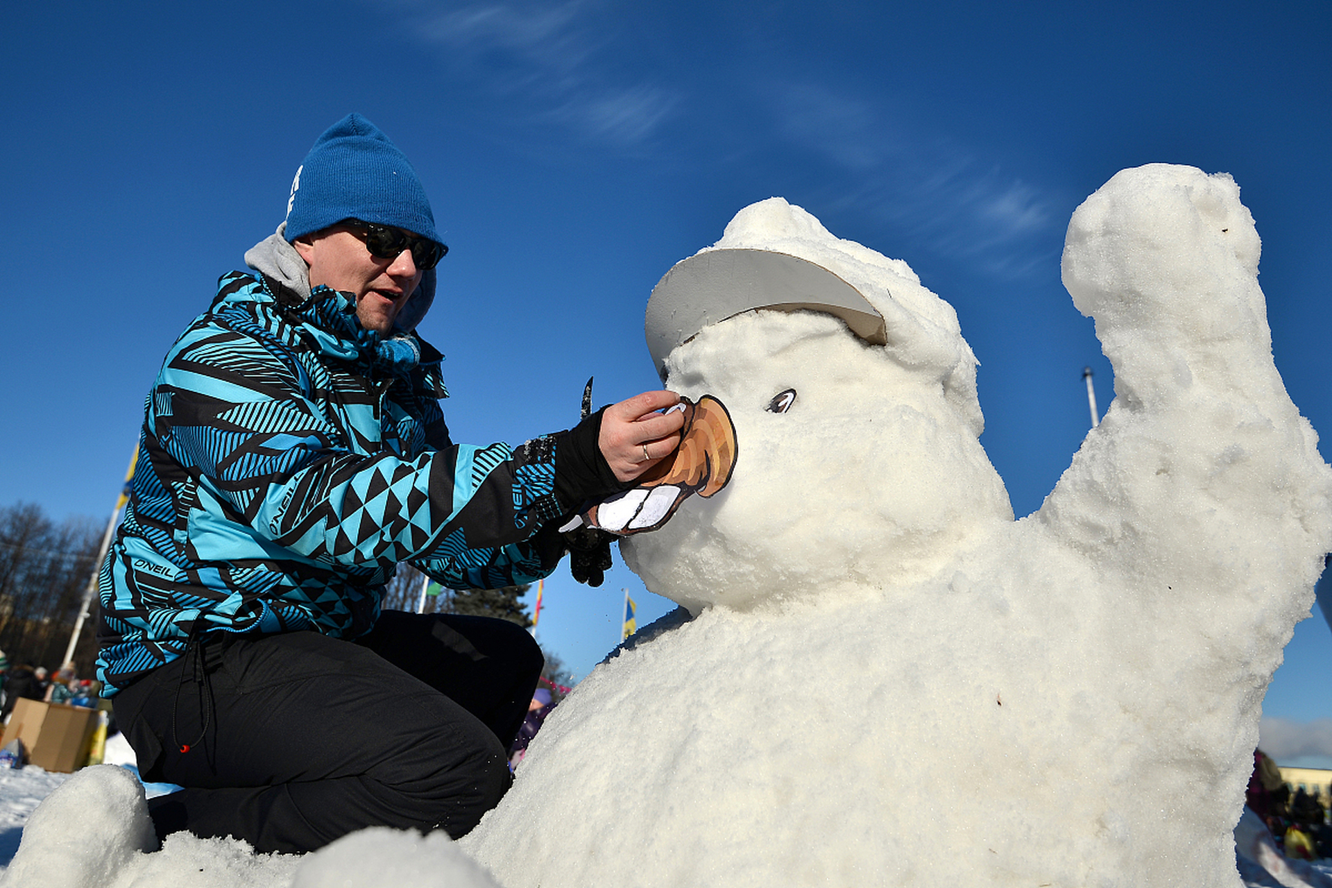 需要遵循以下步骤: 11566 选择一个适合堆雪人的地点,确保地面