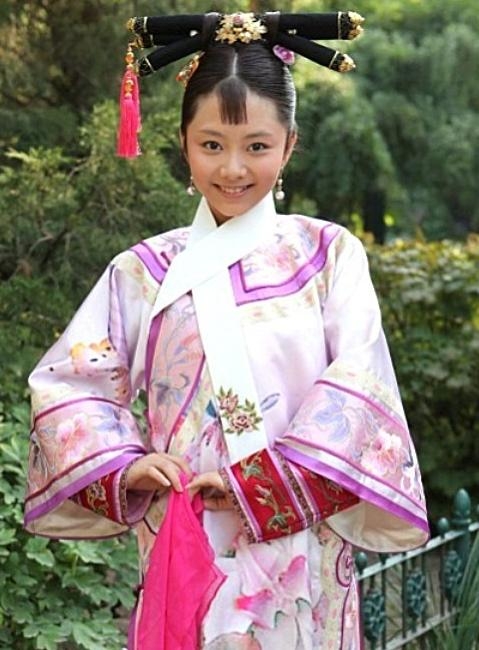 《甄嬛传》淳贵人死的时候,曹贵人扔石头只是为了提醒华妃吗?