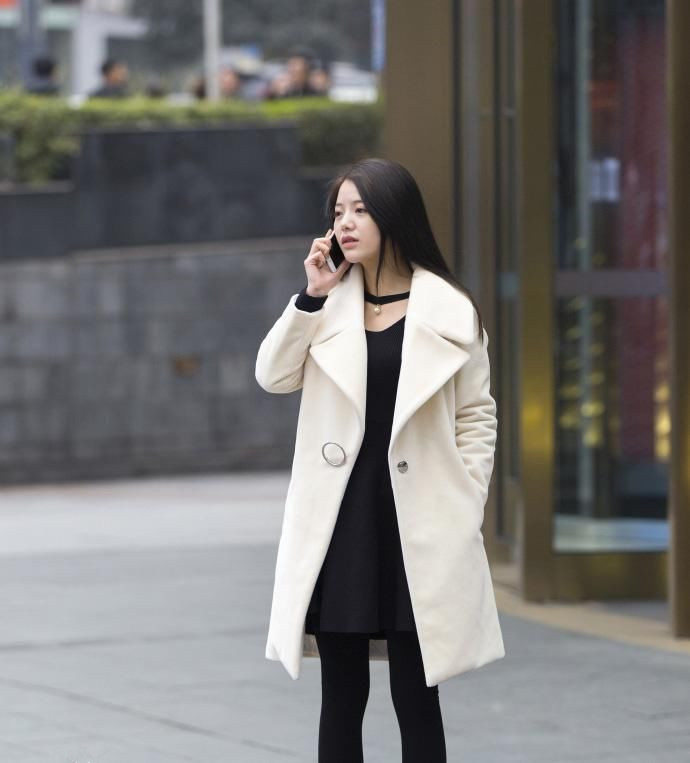 街拍:青春俏丽小姐姐,身穿露肩小上衣,回眸一笑特别动