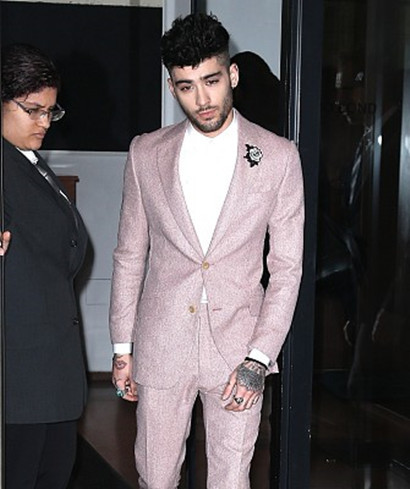 泽恩·马利克西装笔挺离开女友吉吉家,获众人护驾面无表情耍酷