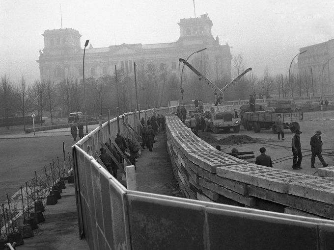 德国那段悲哀的"柏林墙,是如何被"推到"的?