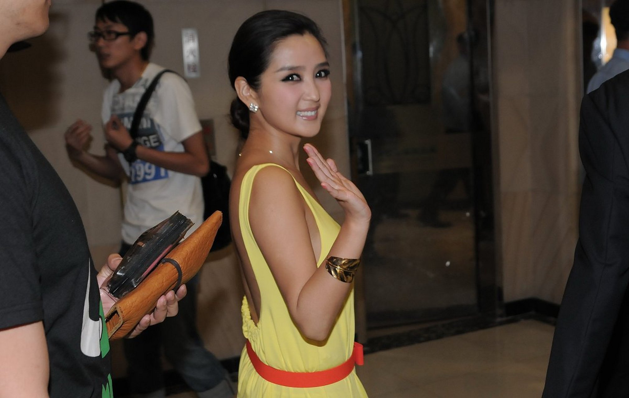 近日,备受关注的歌手何洁终于现身公众视野,一改往日微胖的形象,展现