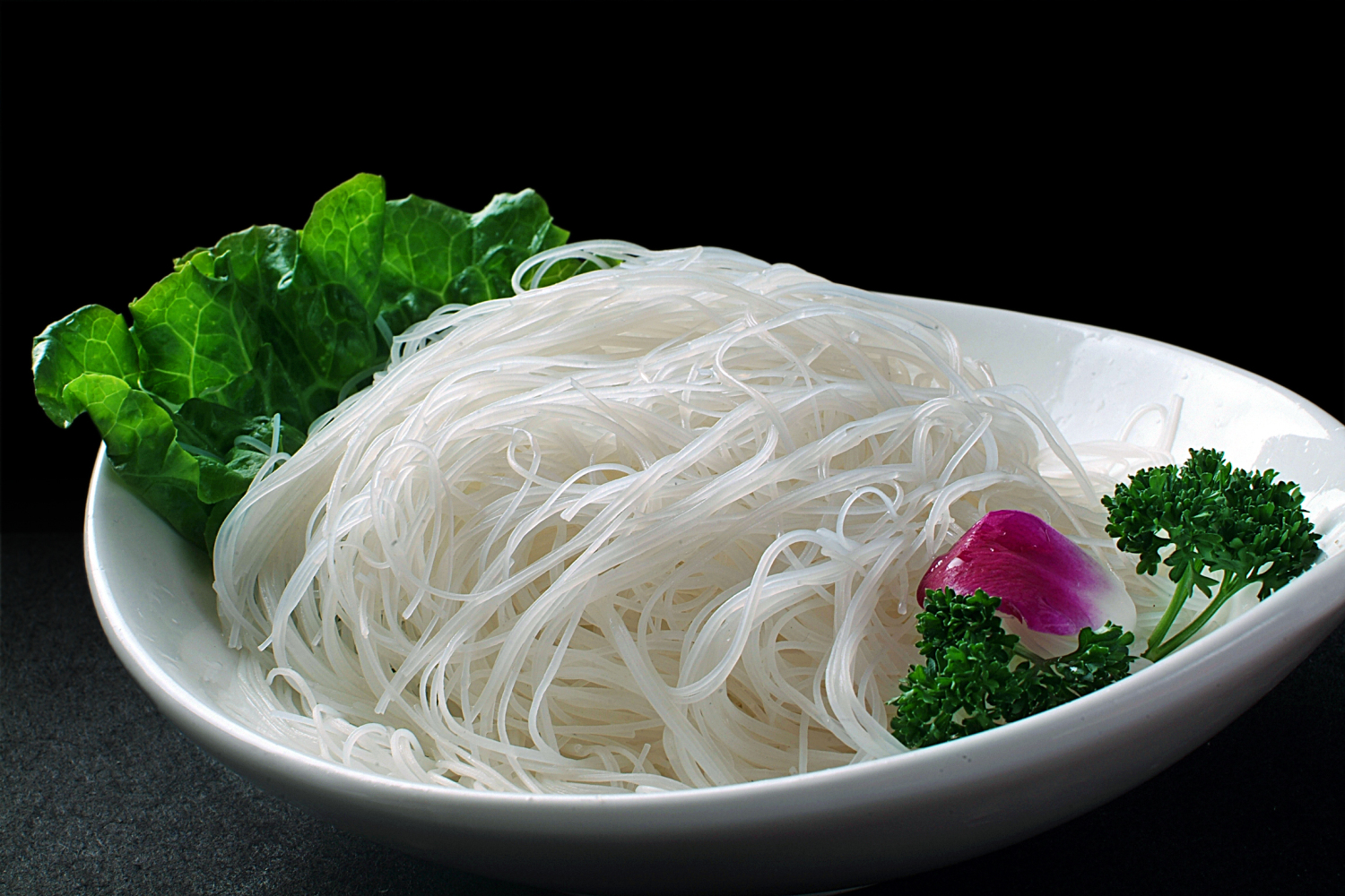 龙口粉丝:龙口粉丝丝条匀细,纯净光亮,整齐柔韧,洁白透明,烹调时入水