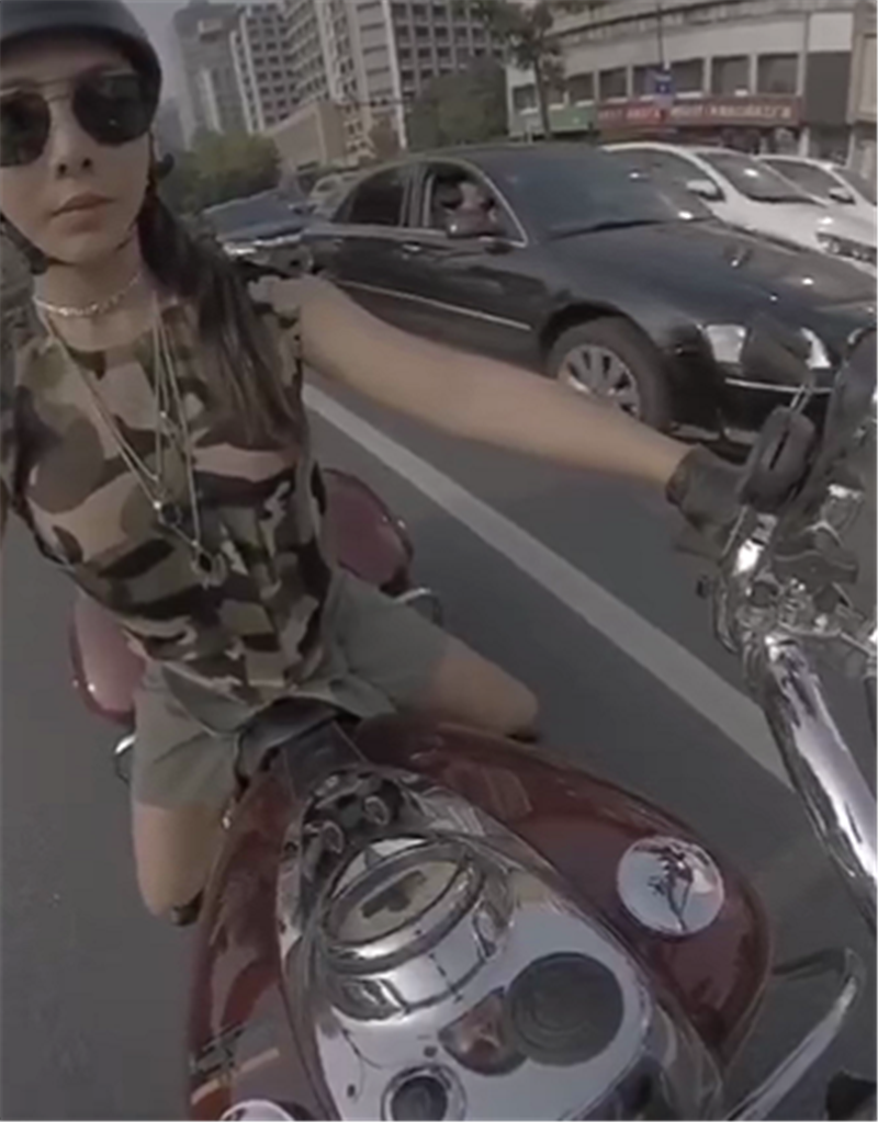 杭州实拍一位女骑士,座驾31万摩托车,上街时还有人对其竖大拇指