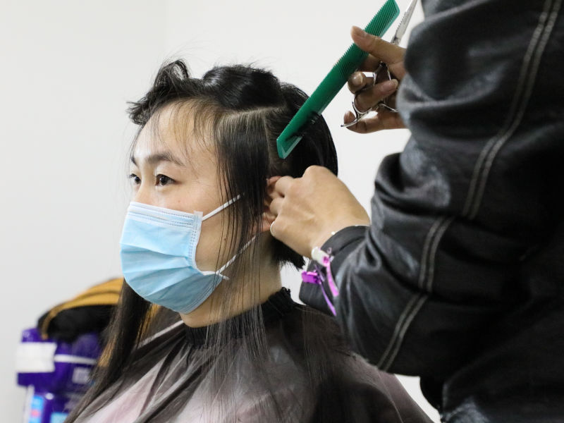 发短情长:疫情下的中国理发师