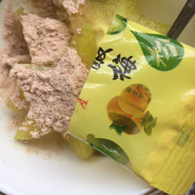 原料:杨桃,酸梅粉,凉白开. 做法步骤: 第5步,倒入酸梅粉.