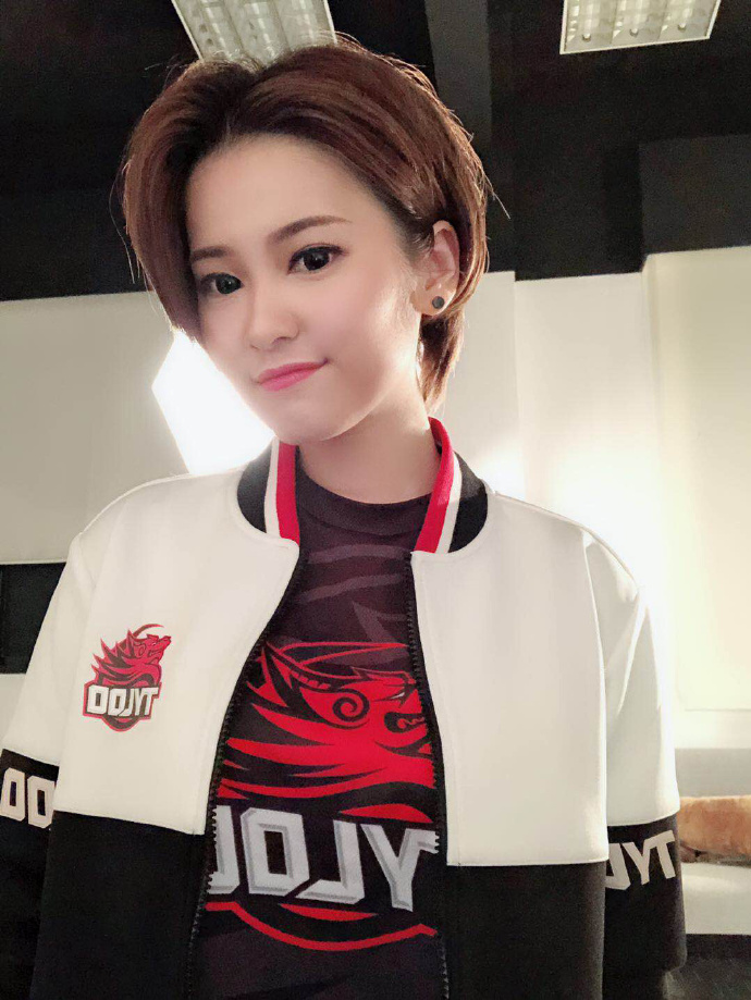 tyloo女队员蕾蕾虎牙首播 带boss双排吃鸡