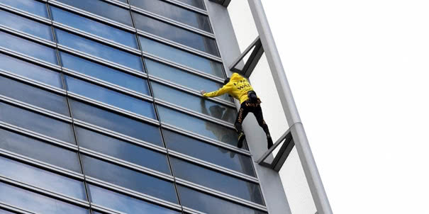 海外网巴黎3月25日电以徒手攀爬摩天大楼著称的法国"蜘蛛人"阿兰