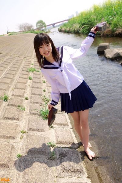 穿水手服在水里日本图片