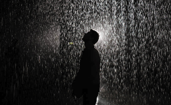 回首,送别;挥手,迎接