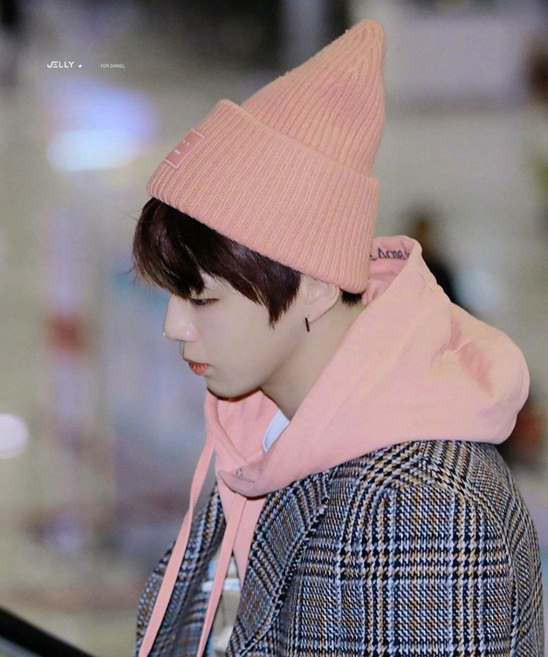 机场中的姜丹尼尔粉红的帽子加上粉红的卫衣,尽显可爱