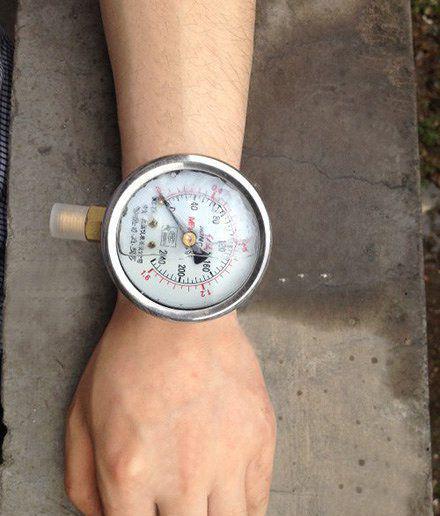 搞笑gif:哥们,你手上戴的这块表,很像我们家水表!