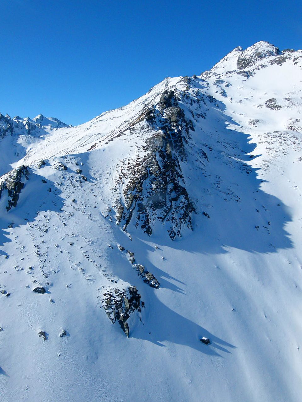 阿尔卑斯山,欧洲的屋脊,优雅而壮观.山峰常年积雪,山坡林木茂盛,是滑