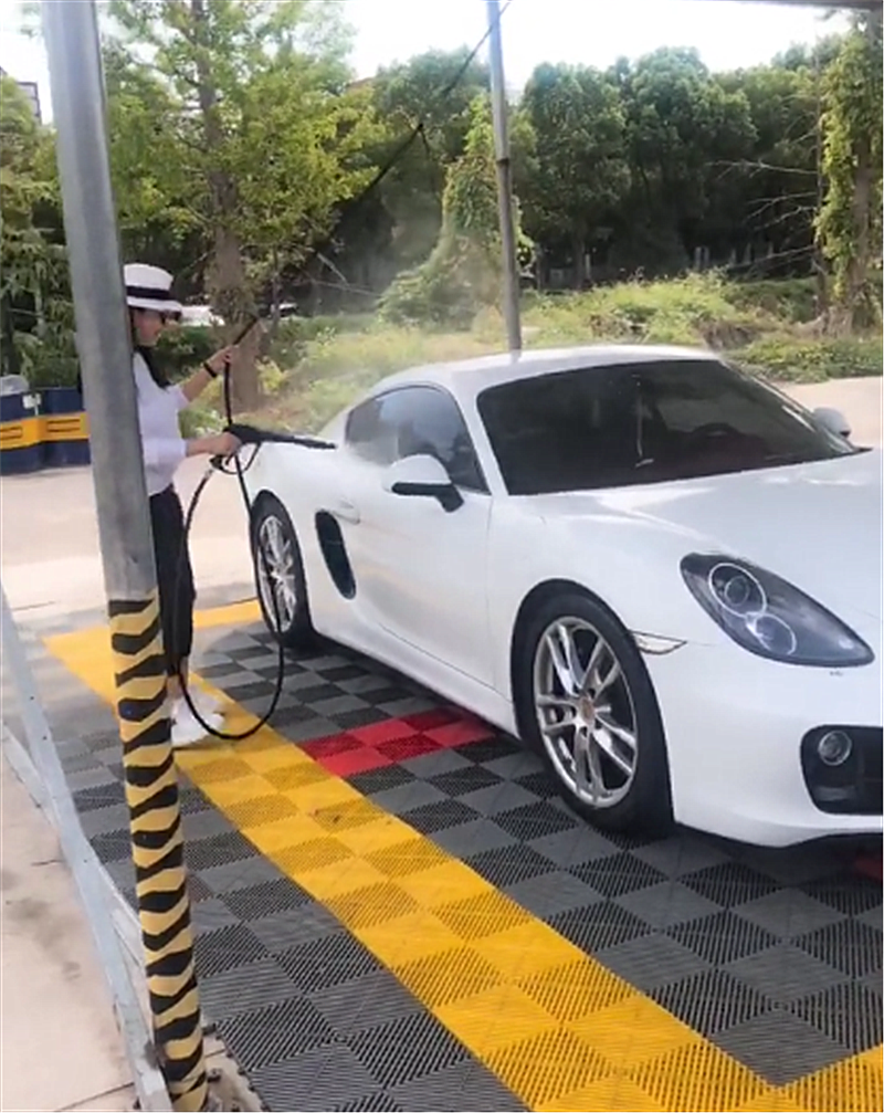 8万买保时捷718,女车主回家自己洗车!网友:有钱就是好