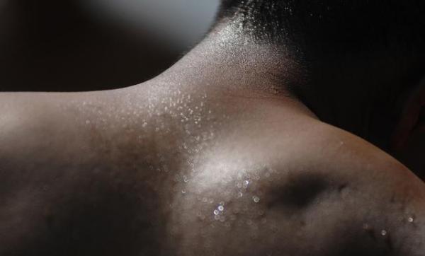 后背容易出汗,可能是阳虚引起的,需引起重视了