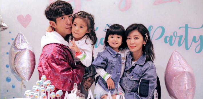 贾静雯晒咘咘波妞近照,照片中的两个萌娃非常的可爱