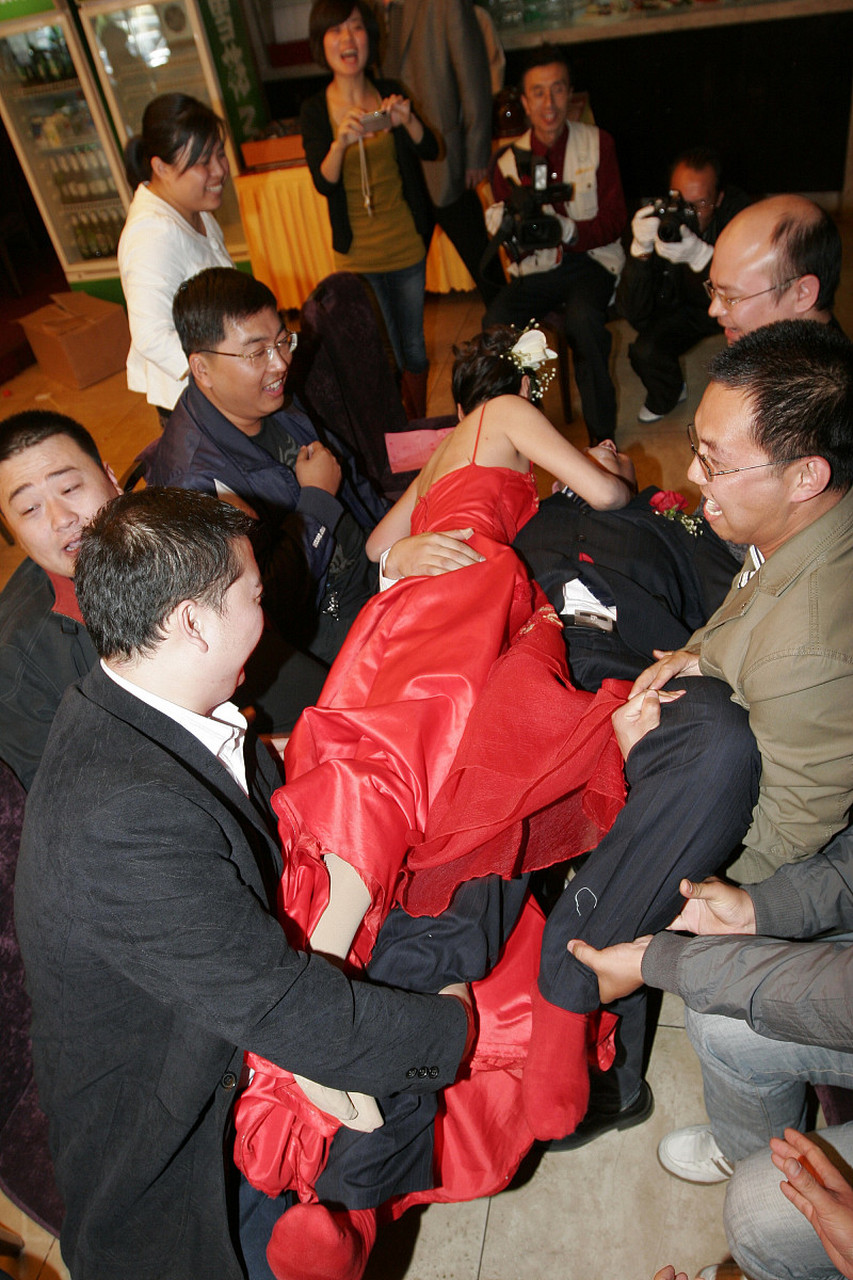 据知情人士称,新郎红包发完后仍没开门,新娘母亲气