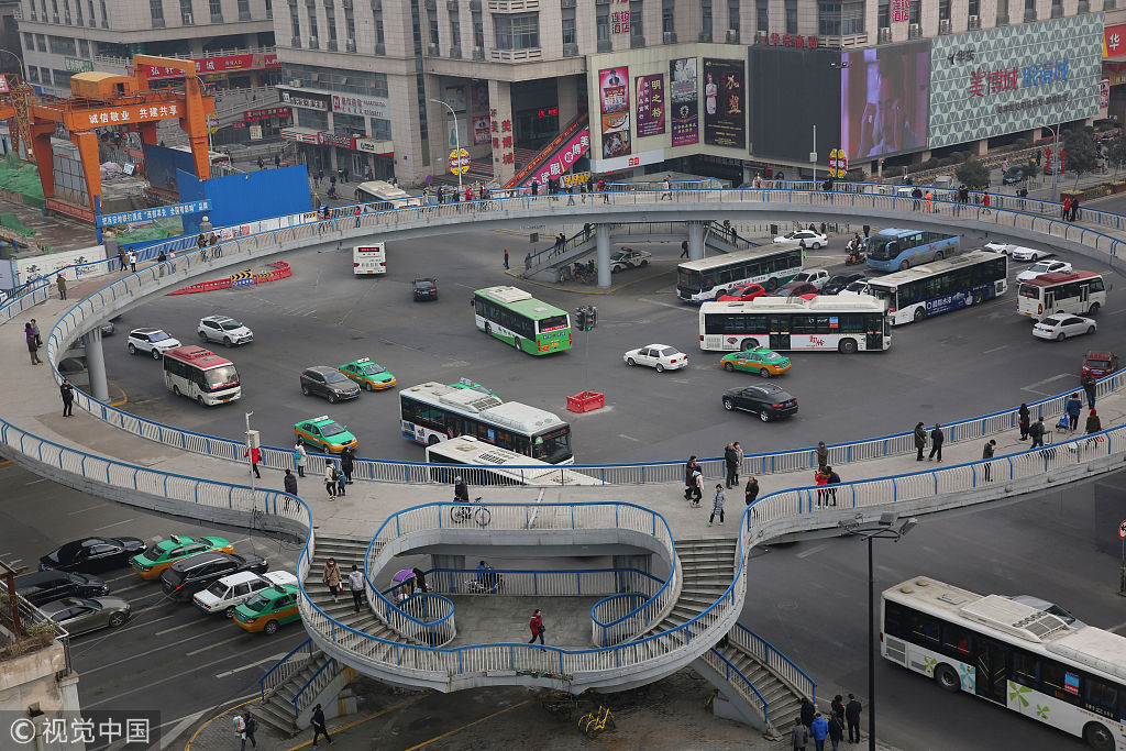 西安五路口环形人行天桥开拆在即 市民难说再见拍照留念