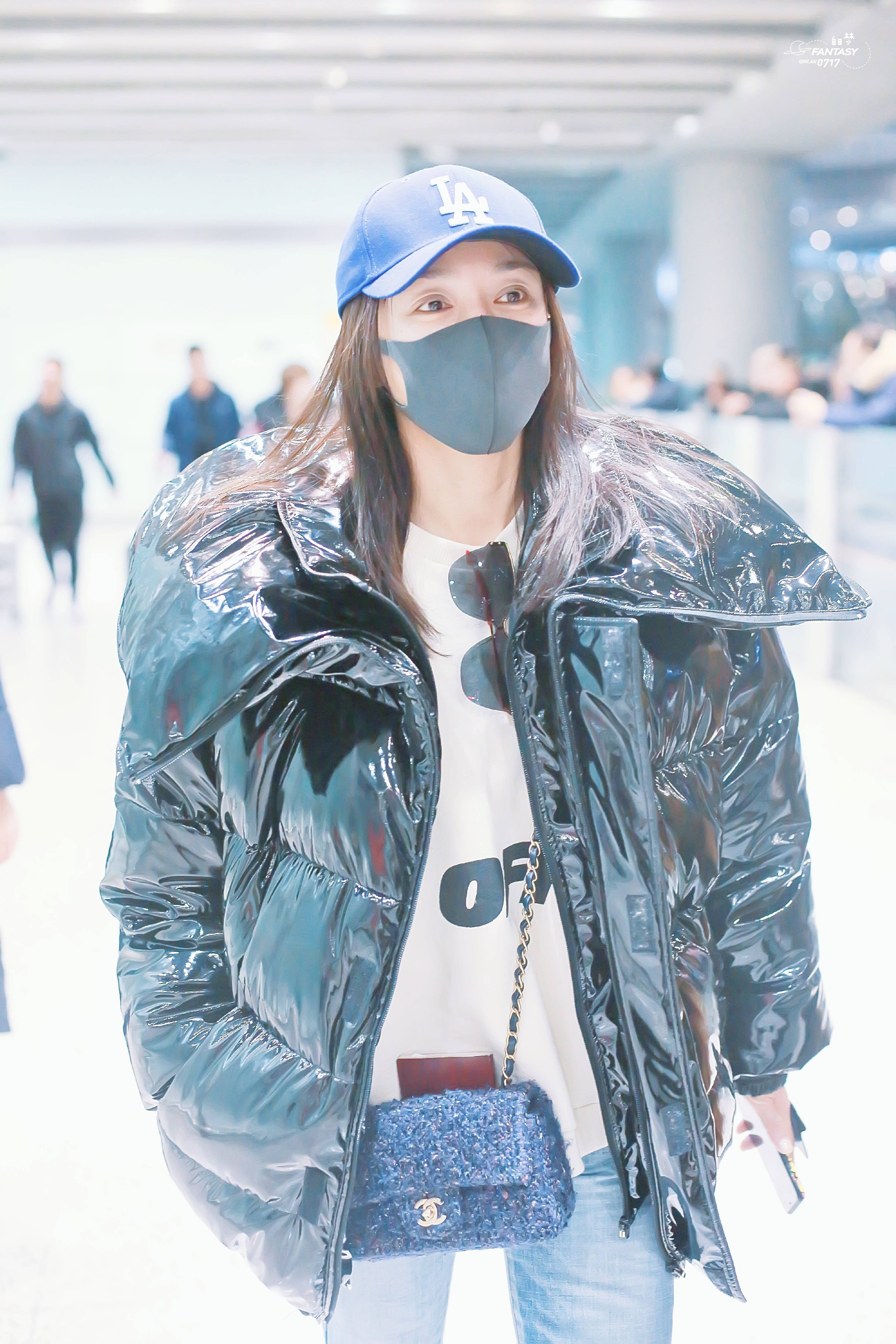 秦岚头戴蓝色棒球帽,戴着黑色口罩遮面.