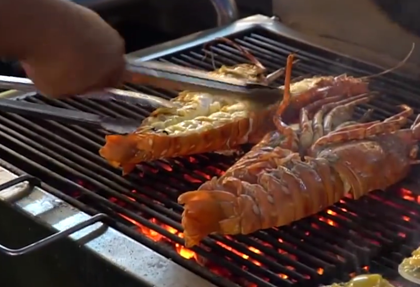 小贩街边现烤虎虾,一只售价80块钱,连吃三只不过瘾