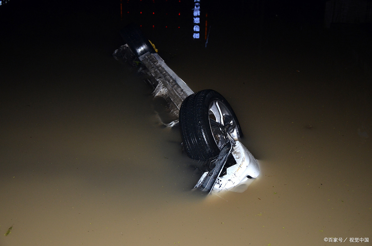 汽车落水事故图片