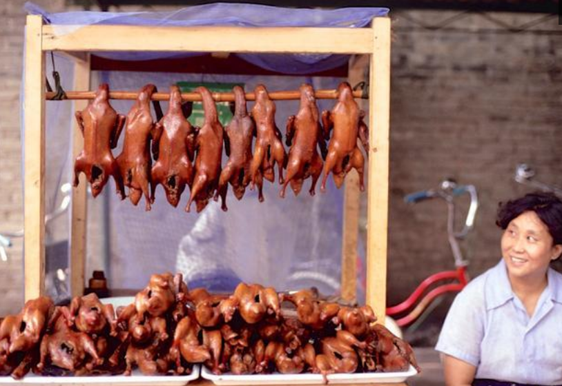 80年代老照片:图一是天安门广场的情侣,图三是街头的早餐摊