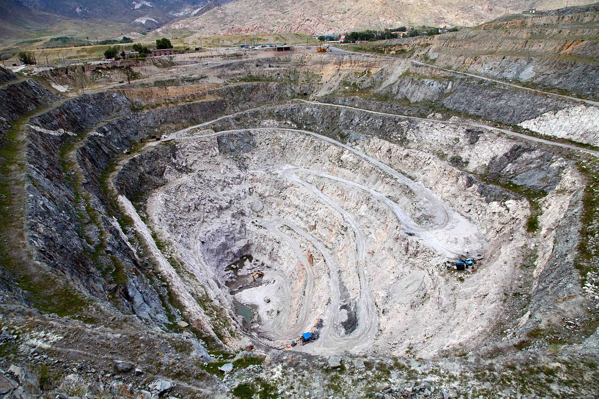 可可托海三号矿  被称为世界上最大的露天矿坑之一,近百种矿种共生,曾