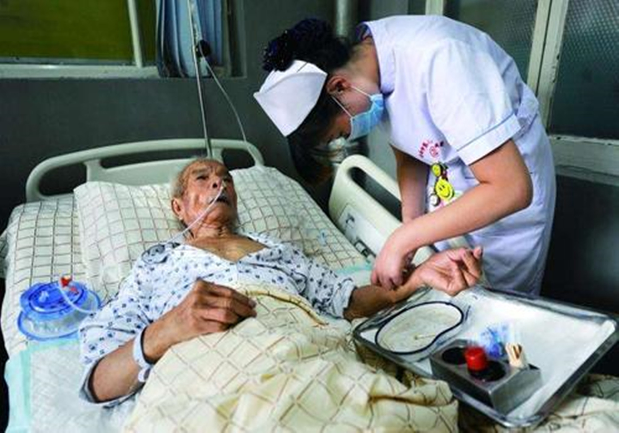 "你到底死不死?我只有七天假",病床前儿子的话,道出残酷现实