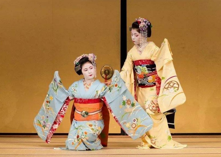 日本艺伎的脸为何那么白?真相让人心酸,网友感叹:生活不易!