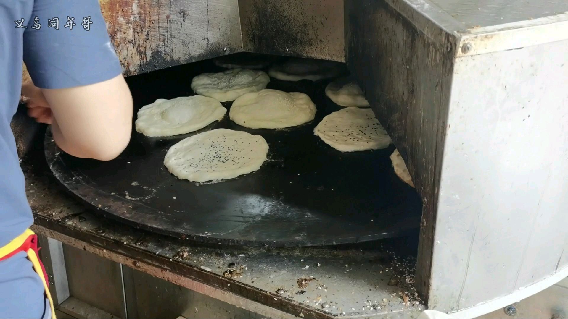 走遍义乌—买个烧饼吃吃,这烤烧饼的这么大啊