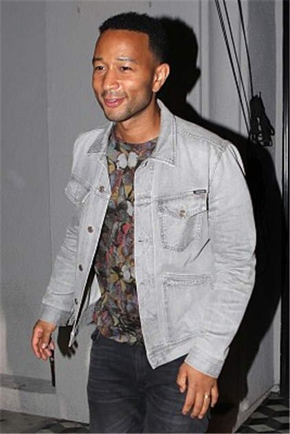 "传奇哥"约翰·传奇穿牛仔服扮嫩,深夜独自买醉走路踉跄