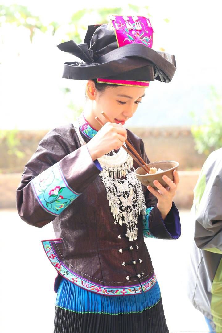 angelababy再次投身于公益,淡妆出镜感受民族风情,备受好评!