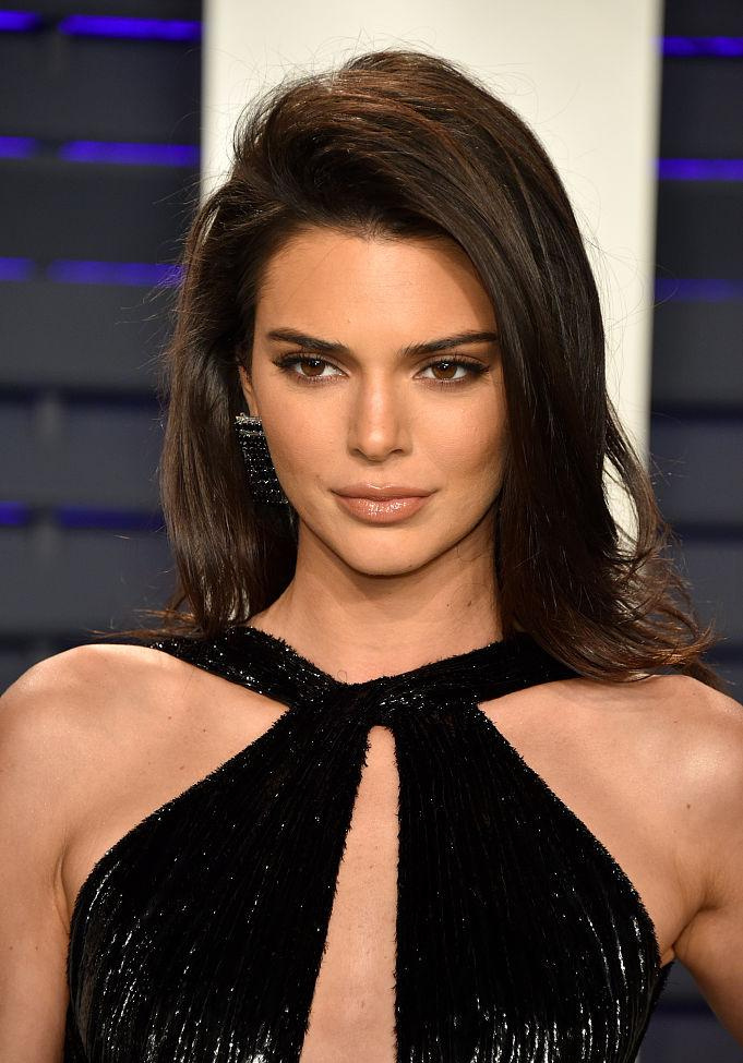 nba76人队新人王西蒙斯超模女友-詹娜亮片流苏挂脖礼服出席派对