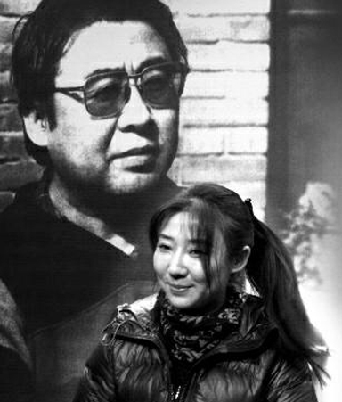 在路遥葬礼上,13岁女儿路远悲伤无助