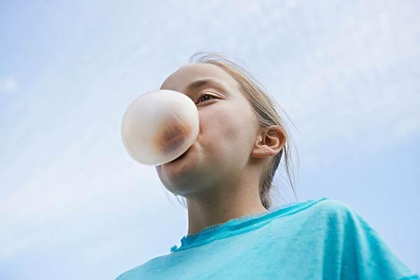 小时候特别喜欢用口香糖吹出一个一个的泡泡,如果泡泡吹大了还会觉得