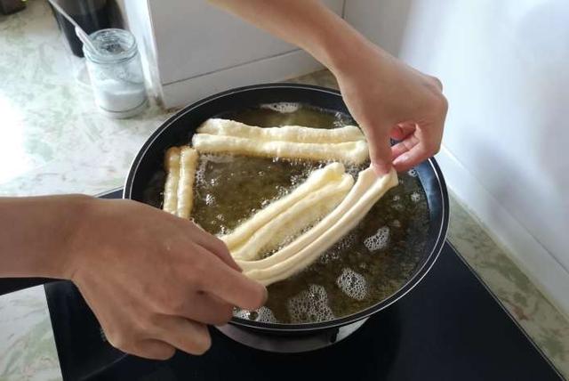 一个鸡蛋加半斤面,教你做放心的油条,比外面的油条更好吃还不贵