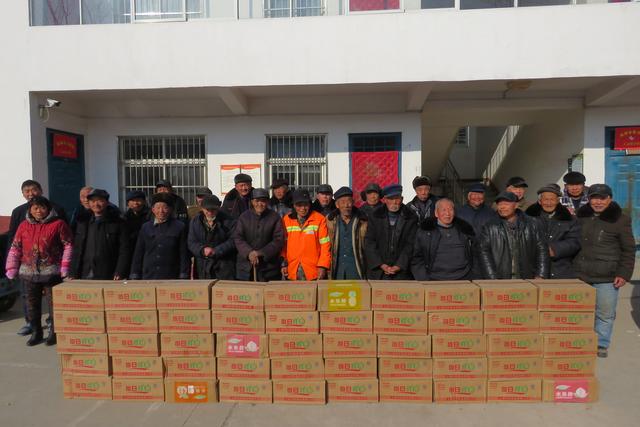 图为12月30日下午,临颍县王孟镇敬老院的老人们在领取食品时的情景.