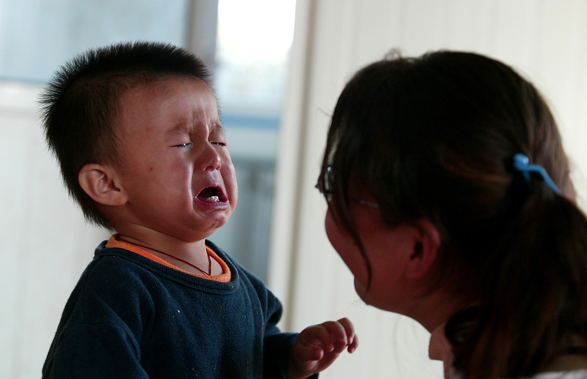 一个小男孩哭着跑到妈妈面前,说:"我和邻居的小女孩打架了.