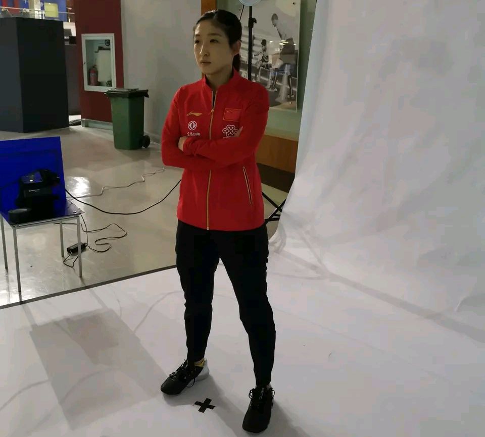 正手"快过"伊藤美诚,刘诗雯训练场下,展现自己的正反手实力