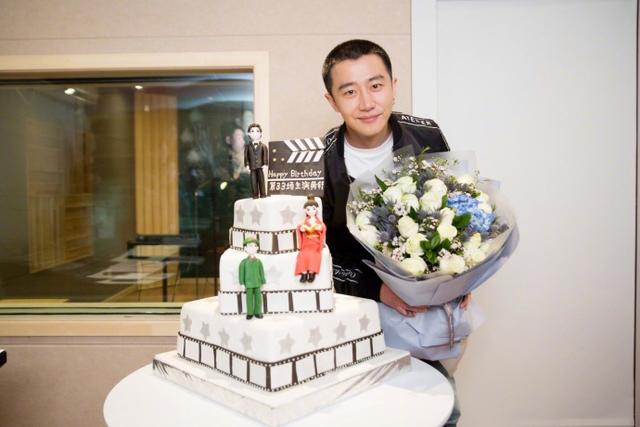 黄轩33岁生日粉丝送他一个图书室,开心回复评论活跃的像个高仿!