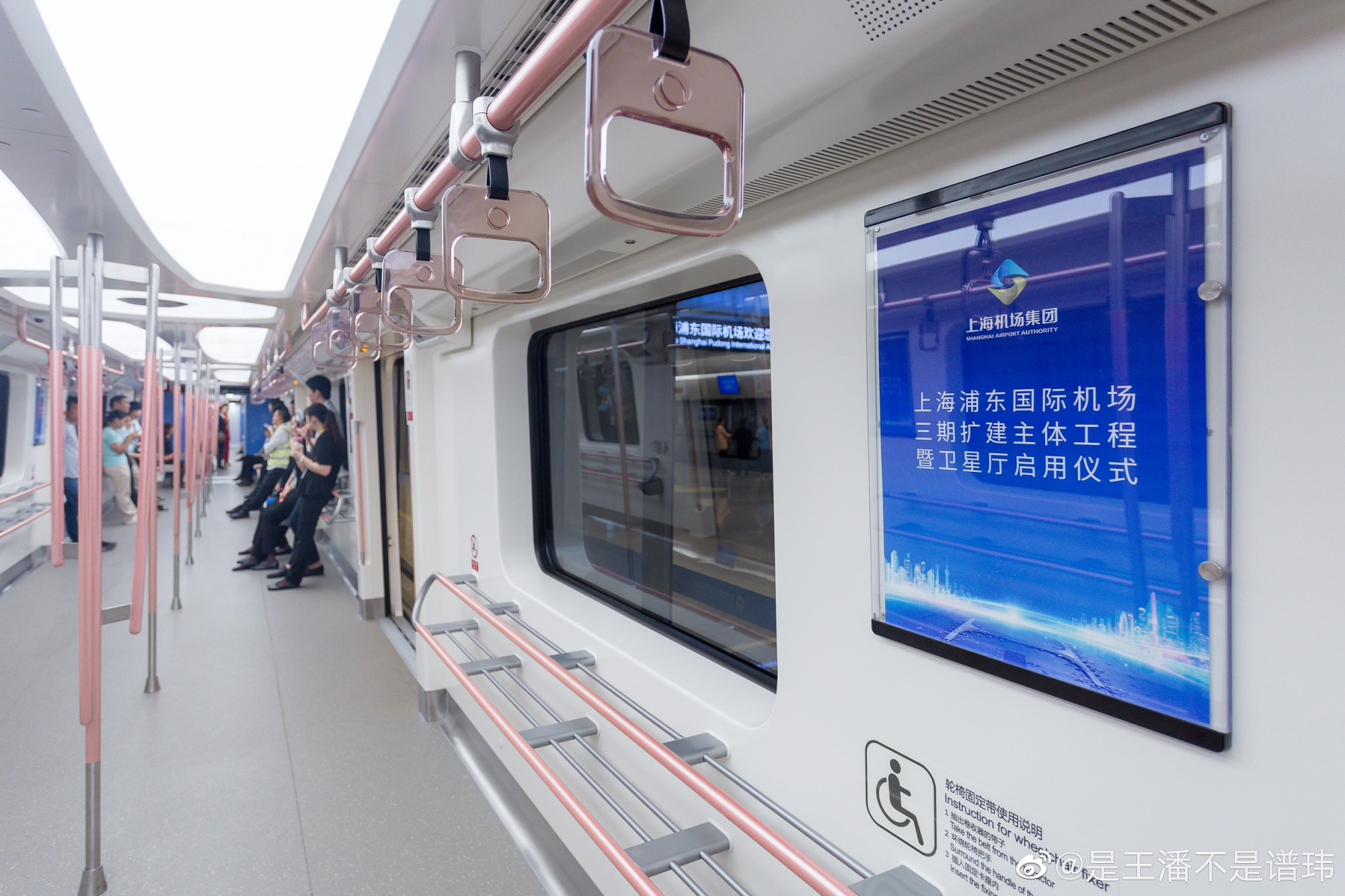 点评浦东国际机场卫星厅:解决旅客发送瓶颈,捷运轨道交通也配合